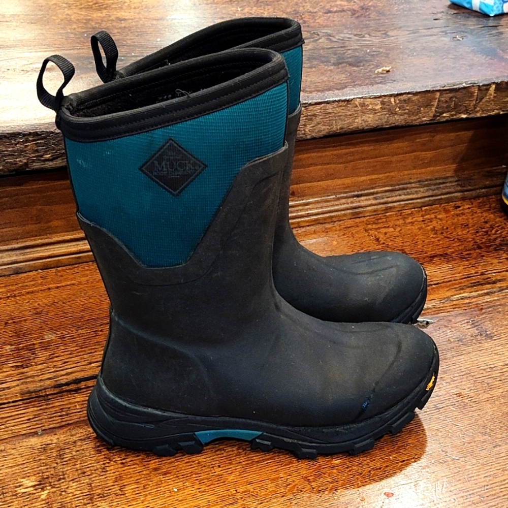 Women's size 9 muck boots, artic with vibram sole